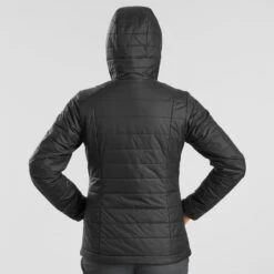 Chaqueta Acolchada Montaña Y Trekking Con Capucha Mujer Forclaz MT100 Negro 7 Chaqueta Acolchada Montaña Y Trekking Con Capucha Mujer Forclaz MT100 Negro -Ropa Montañismo Tienda chaqueta acolchada montaa y trekking con capucha mujer forclaz mt100 negro 1