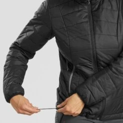 Chaqueta Acolchada Montaña Y Trekking Con Capucha Mujer Forclaz MT100 Negro 8 Chaqueta Acolchada Montaña Y Trekking Con Capucha Mujer Forclaz MT100 Negro -Ropa Montañismo Tienda chaqueta acolchada montaa y trekking con capucha mujer forclaz mt100 negro 2